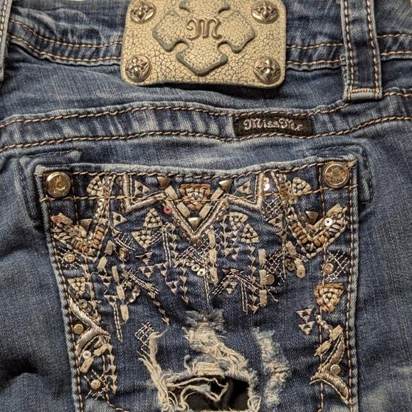 Miss Me Curvy Crop Jeans Bling Distressed Sz  31 (12-14) Lots Of Stretch - Picture 6 of 11